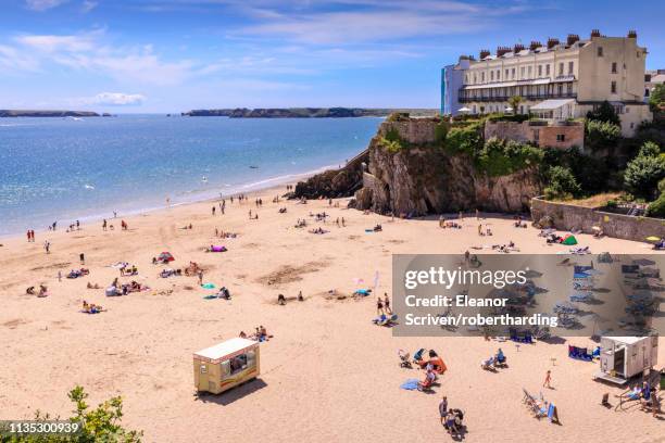 castle beach, historic houses above the cliffs, sunbathers on a sunny day in summer, tenby, pembrokeshire, wales, united kingdom, europe - tenby wales stock pictures, royalty-free photos & images