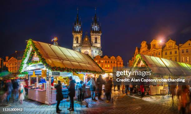 church of tyn and christmas markets, staromestske namesti (old town square), stare mesto (old town), unesco world heritage site, prague, czech republic, europe - prague christmas stock-fotos und bilder