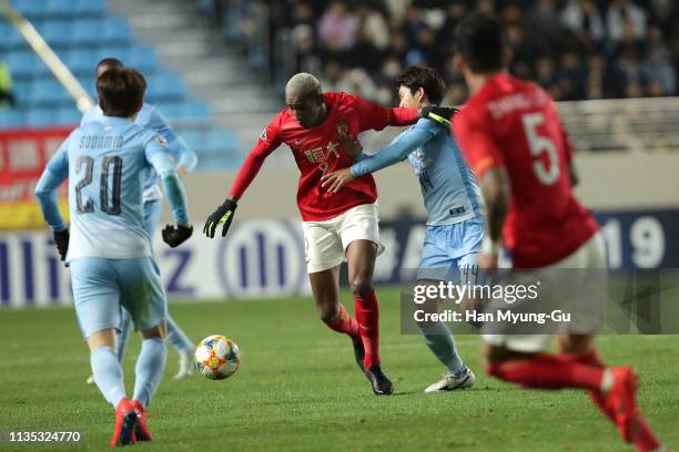 Anderson Souza Conceicao of Guangzhou Evergrande competes for the ball with Nishi Tsubasa of Daegu during the AFC Champions League Group F match...