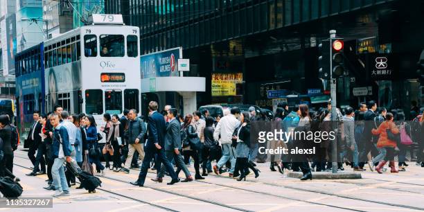 香港人群上班族穿越人行橫道尖峰時間 - hong kong street 個照片及圖片檔