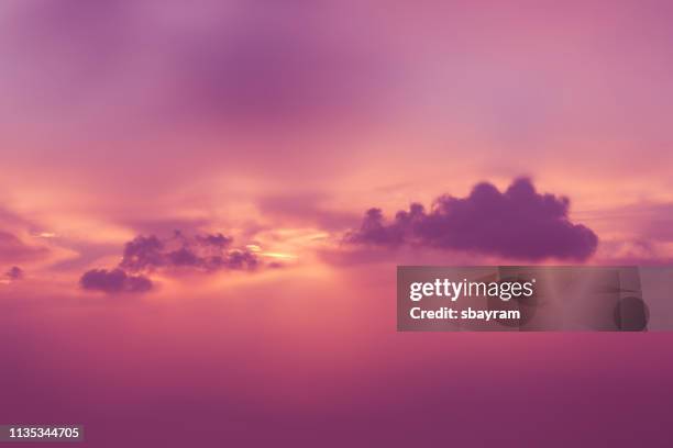 nubes coloridas - color rosa fotografías e imágenes de stock