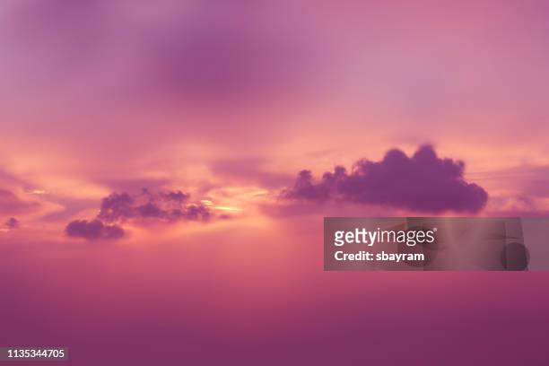 nuvole colorate - viola colore foto e immagini stock