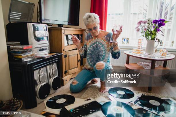 she loves listening to vinyl records - old hipster stock-fotos und bilder