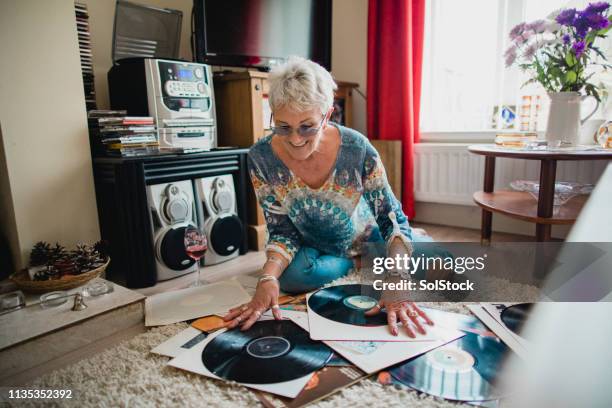 she loves her vinyl records - vinylplaat stockfoto's en -beelden