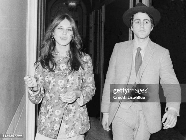 jong paar in 1968 - sixties stockfoto's en -beelden