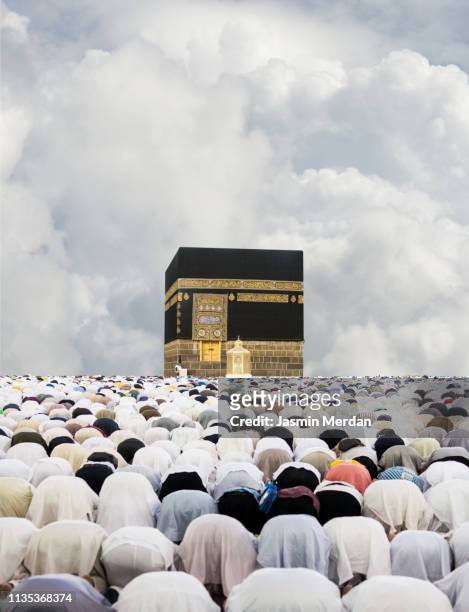 prayers in kaaba in mecca - kaaba stockfoto's en -beelden