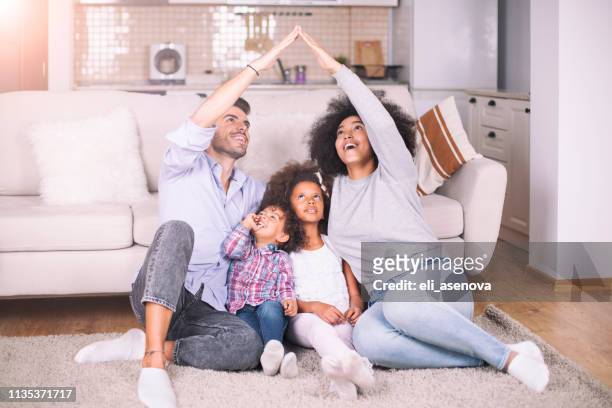 concept van huisvesting voor jong gezin - protect family stockfoto's en -beelden