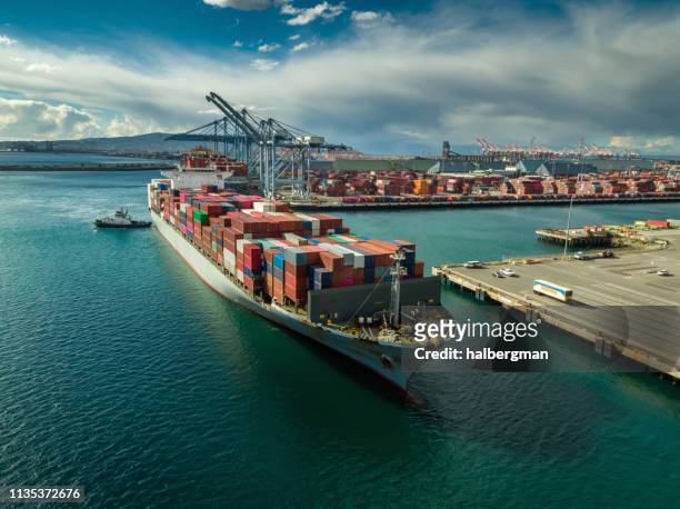 barco de carga de maniobras remolcadores en el puerto de long beach - dársena fotografías e imágenes de stock