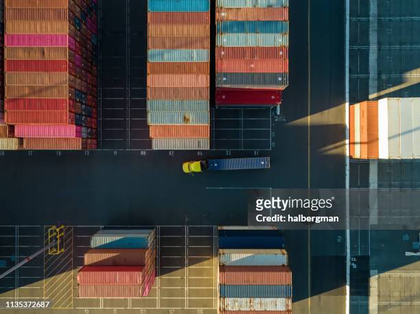 toma aérea del camión en la terminal de contenedores desde directamente arriba - port of los angeles fotografías e imágenes de stock