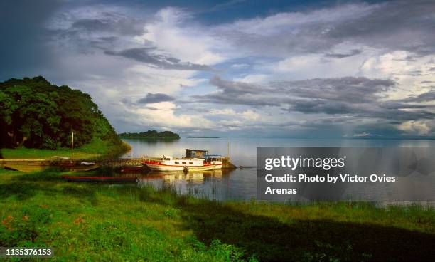 sunset on the jetty of macarron island, in the tropical archipelago of solentiname in lake nicaragua - nicaragua stock-fotos und bilder