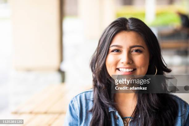 ritratto di una giovane donna all'aperto sorridente - ventenne foto e immagini stock