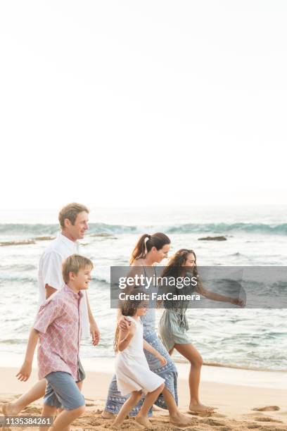 在海灘上一起散步的家庭 - fat guy on beach 個照片及圖片檔