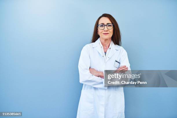 ha sido una experta líder en el campo - bata de laboratorio fotografías e imágenes de stock