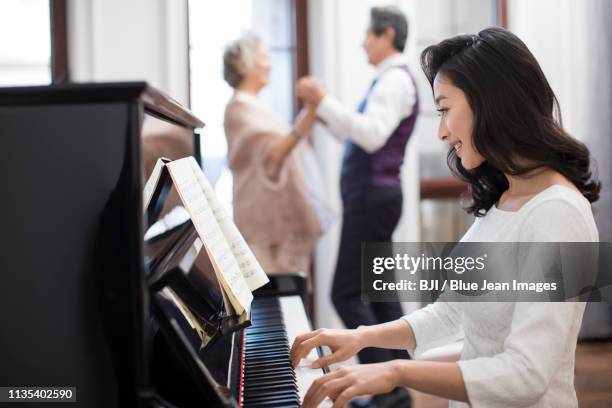 noble family dancing and playing the piano - fabolous musician stockfoto's en -beelden