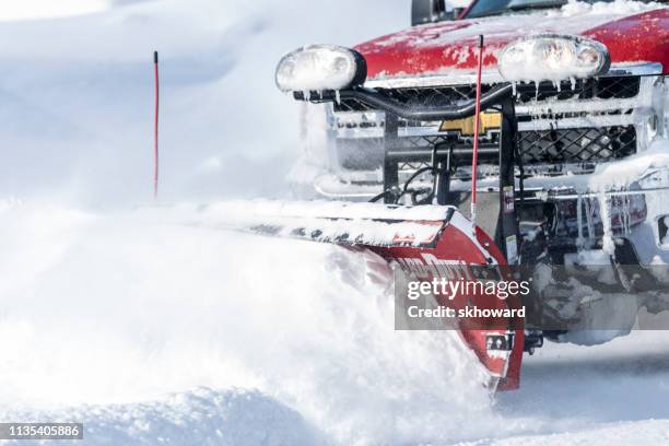 chevrolet 4x4 pick-up truck plowing snow - snowplow stock-fotos und bilder