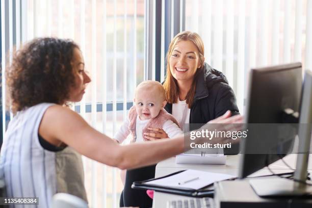 joven madre re entrar en la educación - employee benefits fotografías e imágenes de stock