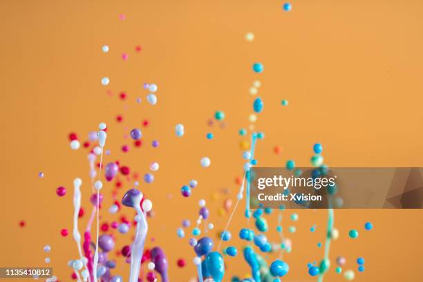 dancing color with orange background - goutte lait photos et images de collection