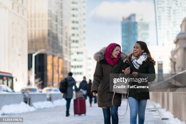 erwachsene freundinnen spazieren durch die stadt - settler stock-fotos und bilder