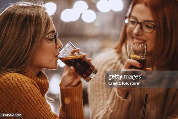 vrouwen drinken coke - koude dranken stockfoto's en -beelden