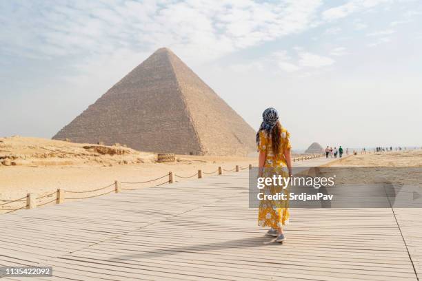 back to the time of pharaohs - gizeh piramides imagens e fotografias de stock