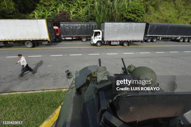Colombian soldier guards the Pan-American highway after indigenous people agreed to unblock it on April 6, 2019 in Santander de Quilichao, Colombia....