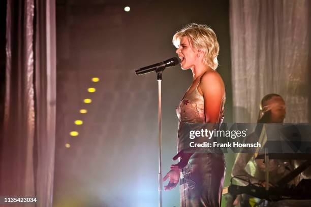 8,290 Robyn Singer Stock Photos, High-Res Pictures, and Images - Getty ...