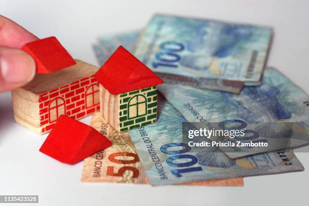 brazilian money and toy house - dinheiro real - fotografias e filmes do acervo