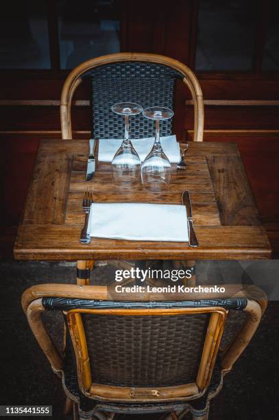 parisian cafe table - brasserie 個照片及圖片檔