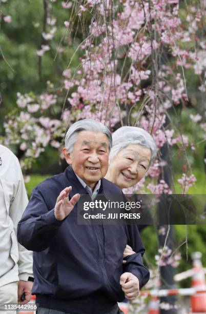 Japan's Emperor Akihito and Empress Michiko go for a stroll on the grounds of the Imperial Palace in Tokyo on April 7, 2019. / Japan OUT