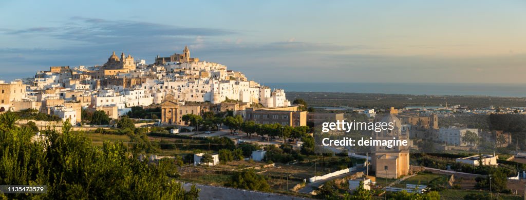 Blick auf die Stadt Ostuni, frühmorgendliches Licht