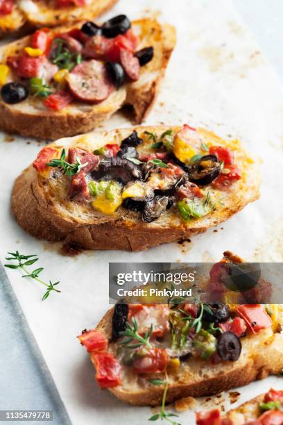 bruschetta y pequeños sándwiches, pan tostado, snack o aperitivo - antipasto fotografías e imágenes de stock