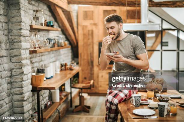 giovanotto che colazione al mattino. - pigiama foto e immagini stock