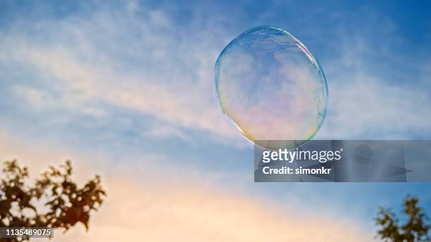 seifenblase gegen himmel - big bubble stock-fotos und bilder