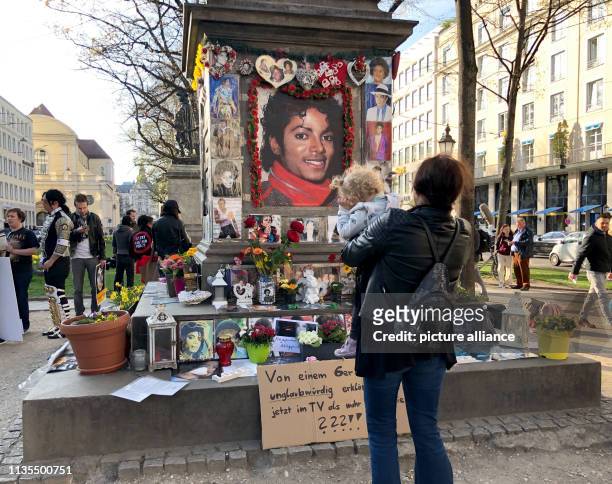 April 2019, Bavaria, München: A woman stands in front of the monument to Orlando-di-Lasso, a composer and conductor of the Renaissance, who was...