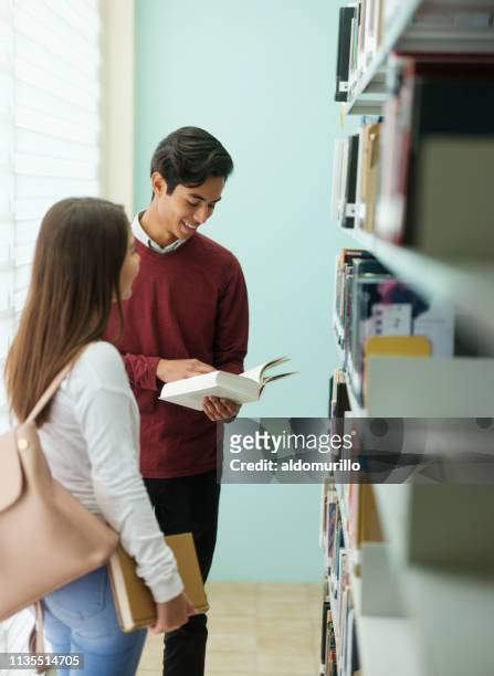 universiteitsstudenten die de bibliotheek gebruiken - nosotroscollection stockfoto's en -beelden