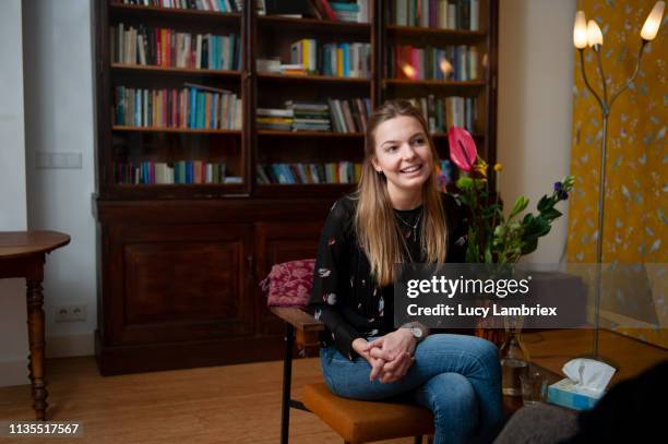 young woman visiting a counselor - foto 24 stock pictures, royalty-free photos & images