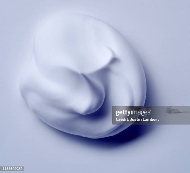 creamy swirl of foam on white with slight blue tinge - texture mousse photos et images de collection
