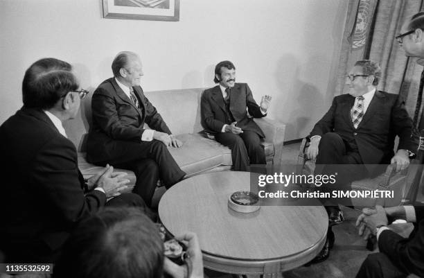 Ici, le ministre algérien des affaires étrangères Abdelaziz Bouteflika entouré par le président des Etats-Unis Gerald Ford à sa droite et le...