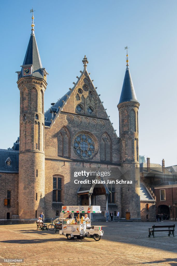 Rittersaal auf dem Binnenhof und Ijsverkoper in Den Haag