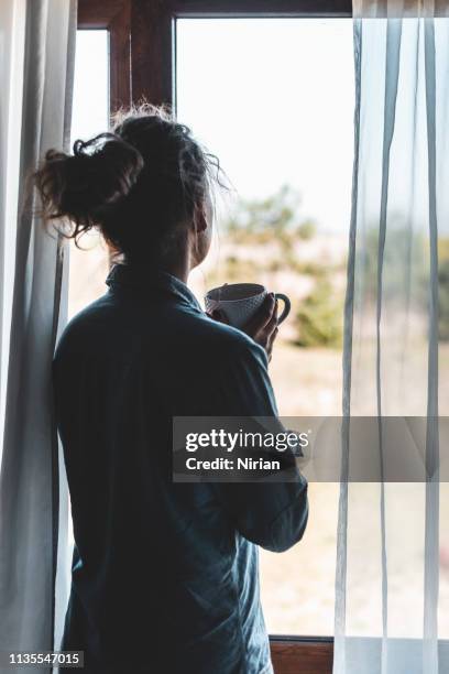 silhouette d'une femme buvant le café - arrière bus photos et images de collection