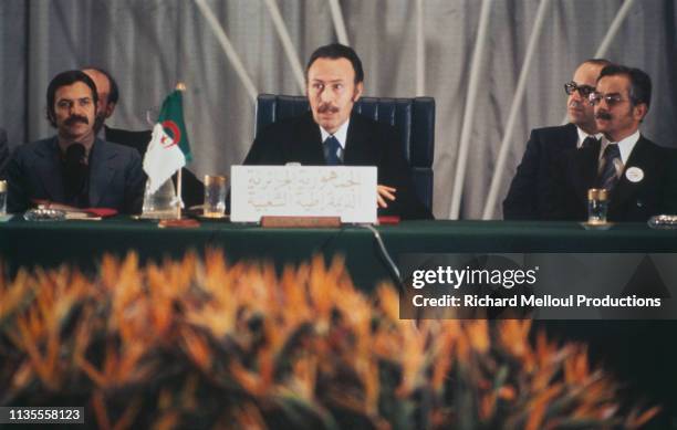 Houari Boumediene avec à sa droite le minsitre algérien des affaires étrangères Abdelaziz Bouteflika lors d'un sommet arabe à Alger