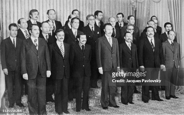 Le Président Houari Boumediene entre les membres du Conseil de la Révolution. De gauche à droite : MM. Draia, Larbi, Bouteflika, Abdelghani, Ben...