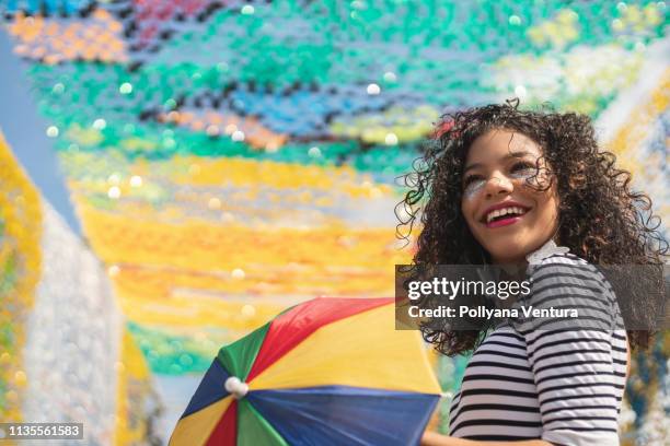 straßenparty und gesichtslächeln - brazil carnival stock-fotos und bilder