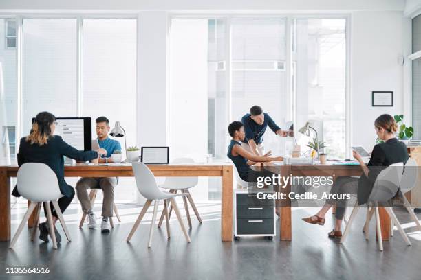 todo el mundo tiene su parte para jugar - coworking fotografías e imágenes de stock