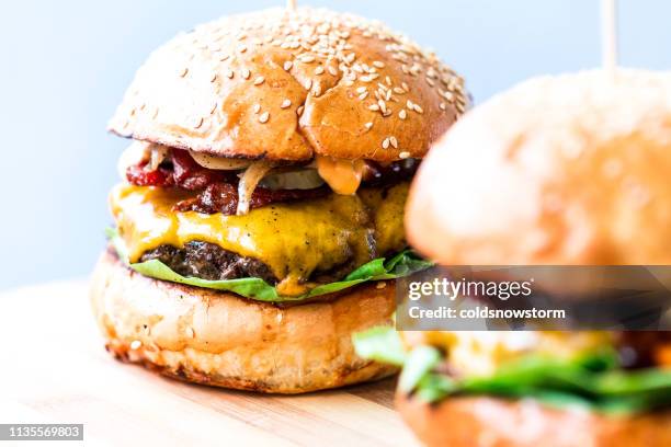 vers gegrilde bacon cheese hamburgers in rij - nobody burger colour image not illustration stockfoto's en -beelden