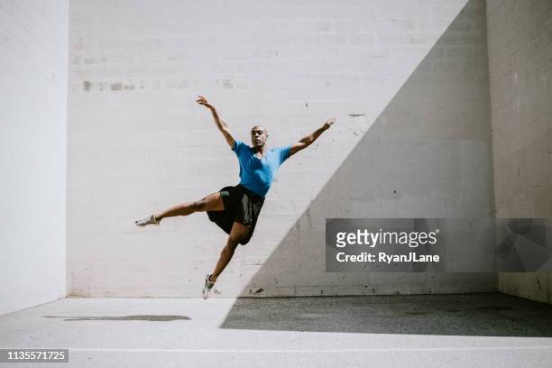 männliche ballett-tänzerin im los angeles park - balletttänzer männlich stock-fotos und bilder