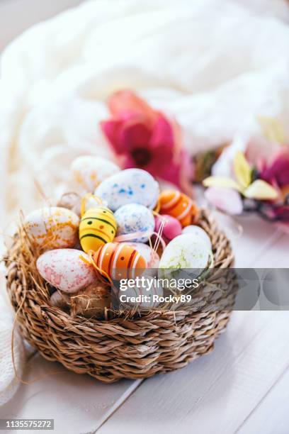 cesta agradàvel decorada de easter com flores - easter basket - fotografias e filmes do acervo