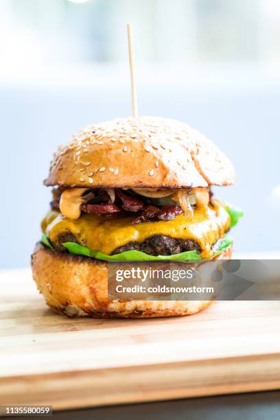hamburguesa de queso con tocino a la plancha recién flameado - hamburguesa-con-queso fotografías e imágenes de stock