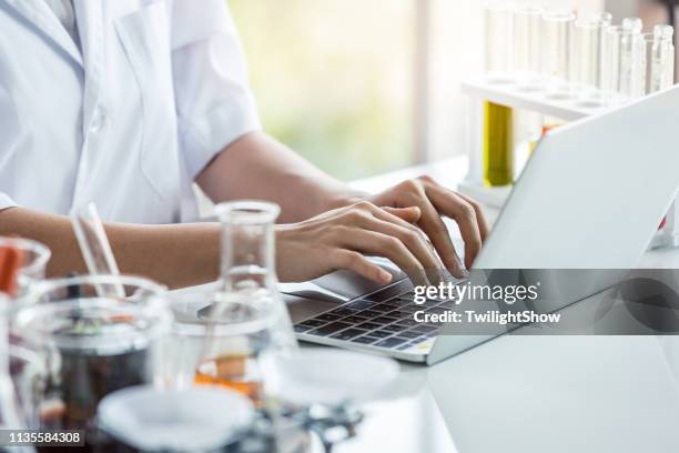 wissenschaftlerinnen forschungslabor im labor mit laptop - chemistry class stock-fotos und bilder