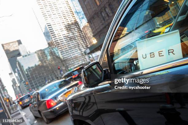 service de voiture uber à new york - uber marque déposée photos et images de collection